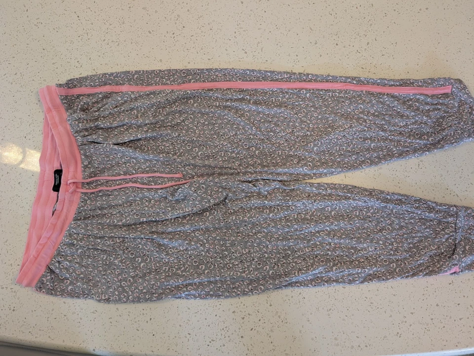 Parte inferior de pijama recortado con estampado animal rosa y blanco Simply Verawang para mujer talla M Foto 2 de 4