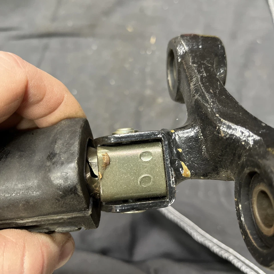 83 Yamaha Xj750r Seca 1983 NOS estribo delantero pie clavija soporte de montaje Foto 4 de 4