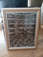 Photo encadrée noir et blanc, impression numérique, homme & bouteilles