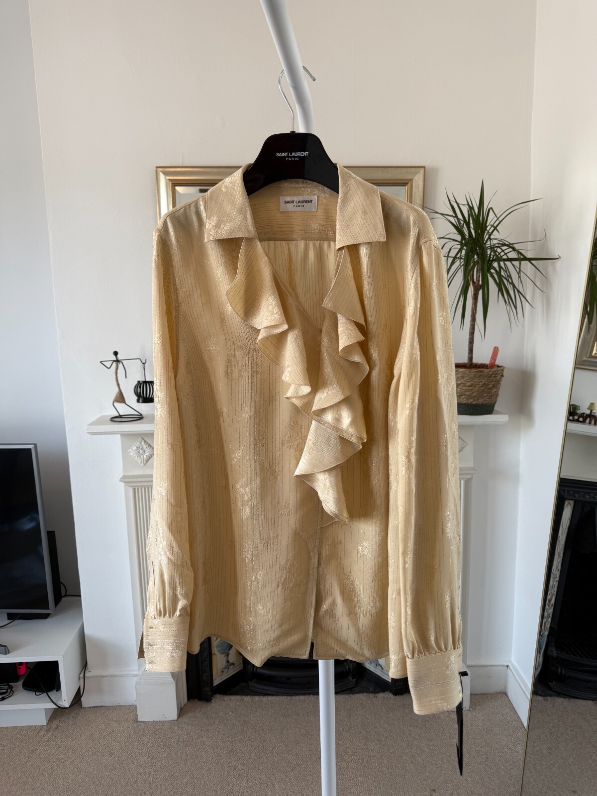 Camicia SS22 Saint Laurent aderente in seta con volant