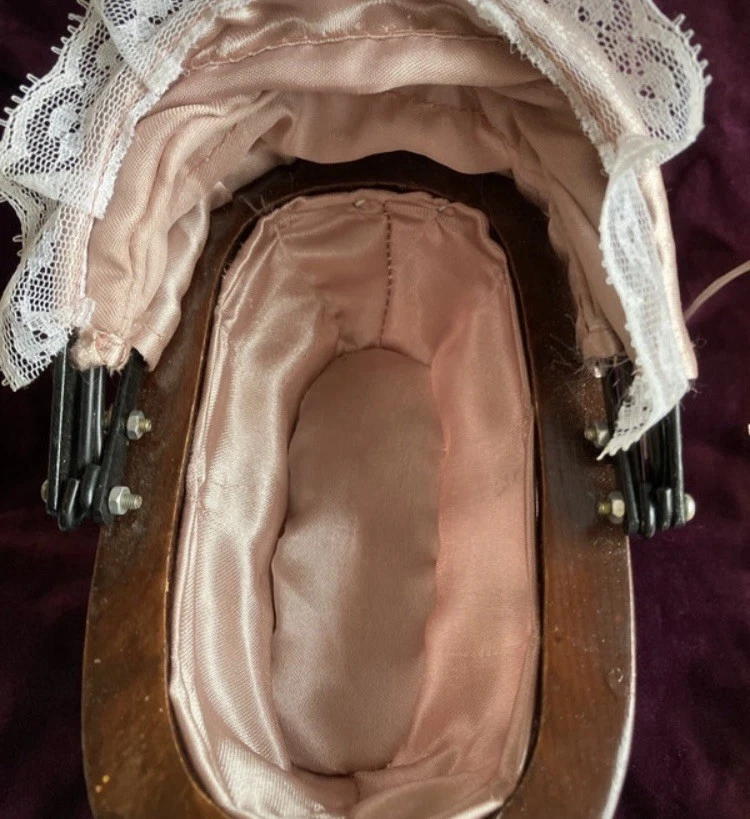 Ancienne Poupée En Porcelaine Et Son Landau - Photo 3/4