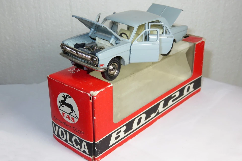 Volga GAZ-24 sedan die-cast model, 1/43 scale, made in the former USSR, - Image 4 of 4