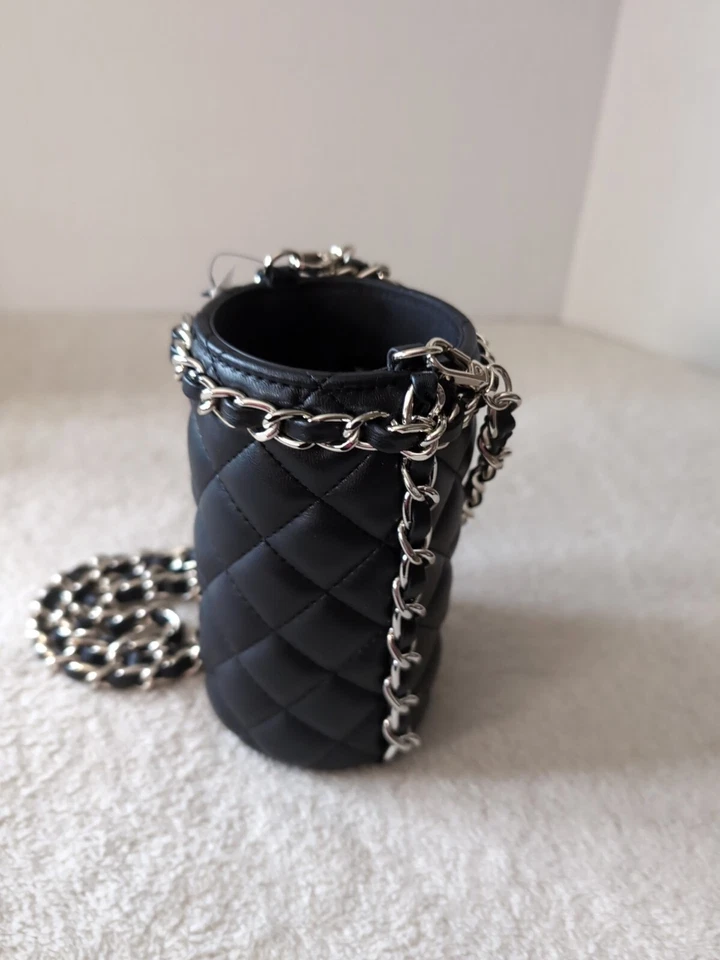 Patrón acolchado Whitehouse Black Market, soporte para bebidas con correa de acero inoxidable Foto 2 de 4