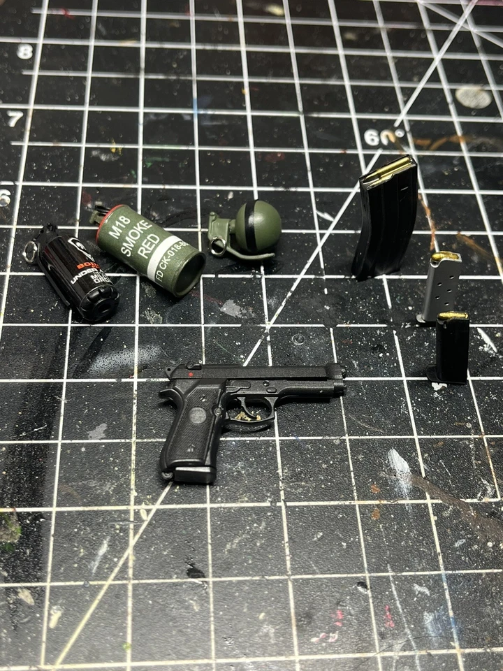 Soldier Story escala 1/6 DAMTOYS PubG Battlegrounds - LOTE DE PISTOLA Y EQUIPO BERETTA🪖 Foto 3 de 4