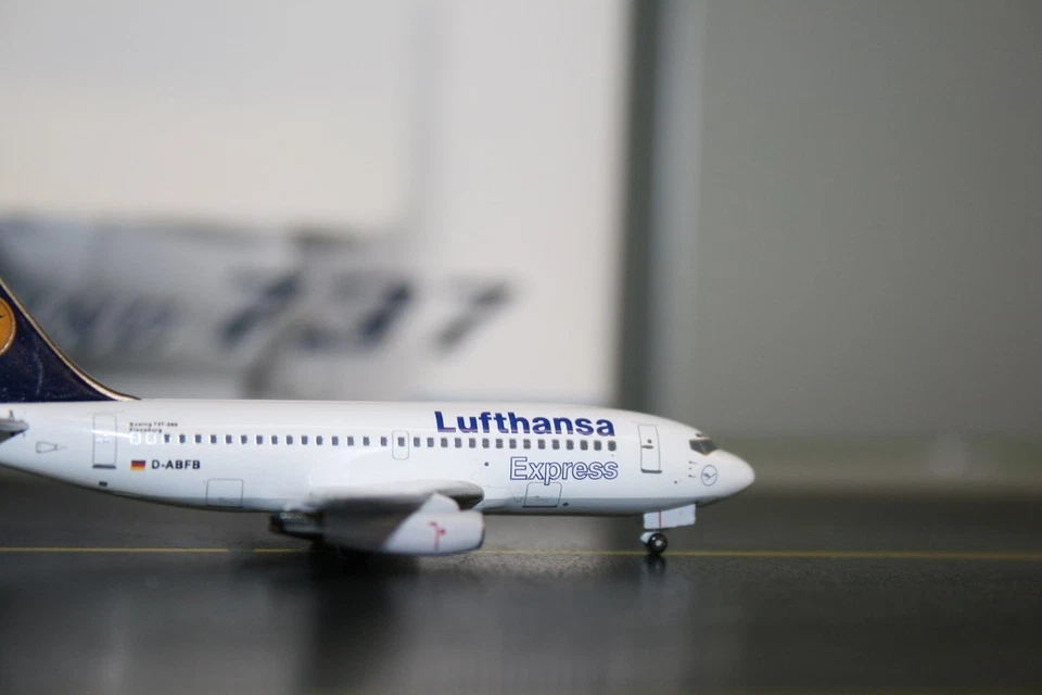 Aeroclassics 1:400 Lufthansa Express Boeing 737-200 D-ABFB (AC411046) - Image 3 of 4