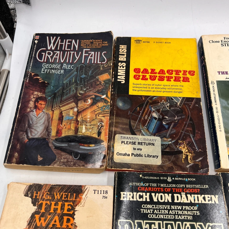 Lot Of 14 Sci-Fi Erich Von Daniken HG Wells Jules Verne Etc Paperback Books - Image 2 of 4