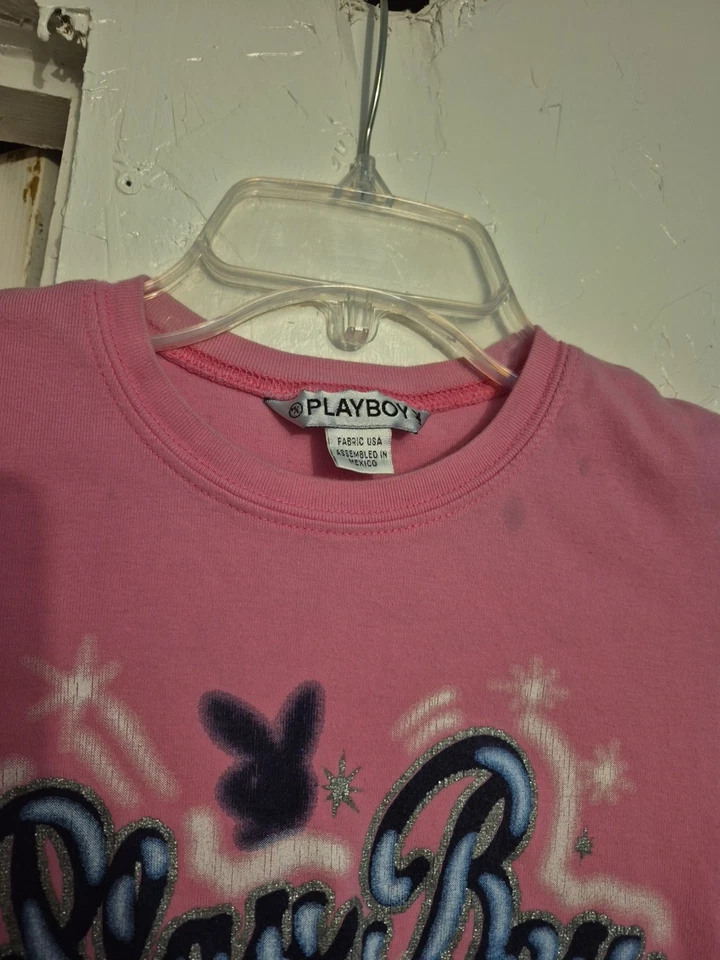 Camiseta Babydoll Playboy Rosa Graffiti Playboy Y2k De Colección M/L *Pequeños Puntos Cerca del Cuello Foto 2 de 4