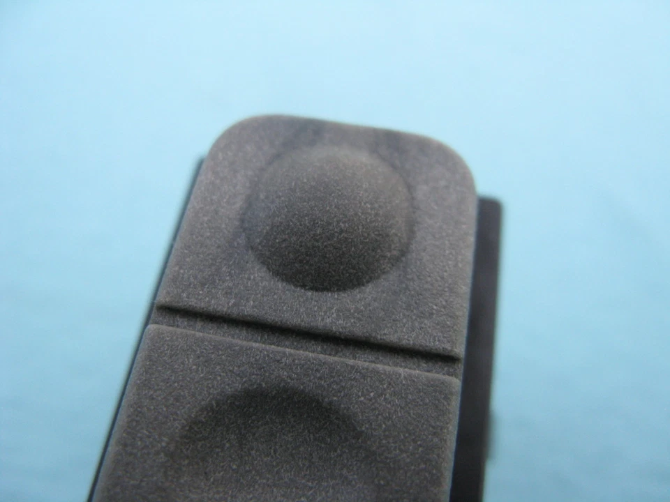 87-95 CHRYSLER LEBARON ТРАНСФОРМИРУЕМЫЙ ВЕРХНИЙ ПЕРЕКЛЮЧАТЕЛЬ УПРАВЛЕНИЯ КРЫШЕЙ ВВЕРХ ВНИЗ Б/У - Изображение 2 из 4