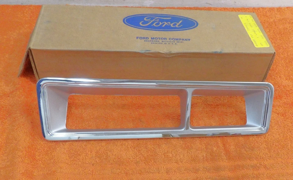 1977 1978 1979 Lincoln Mark V Coupe NOS RH FRONT SIDE MARKER CORNER LAMP BEZEL - Image 2 of 4