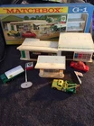 Lesney MATCHBOX G-1  BP SERVICE STATION WITH Building and 3 MODEL cars in BOX