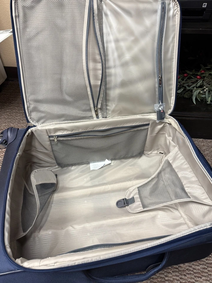 Samsonite TravelPro Luggage 28" x18"x11", expandable, Lightweight, Never used. - Image 2 of 4