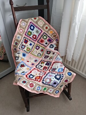 Traditionelle Granny Square handgehäkelte Schoßdecke. Ca 100cmx 100cm.
