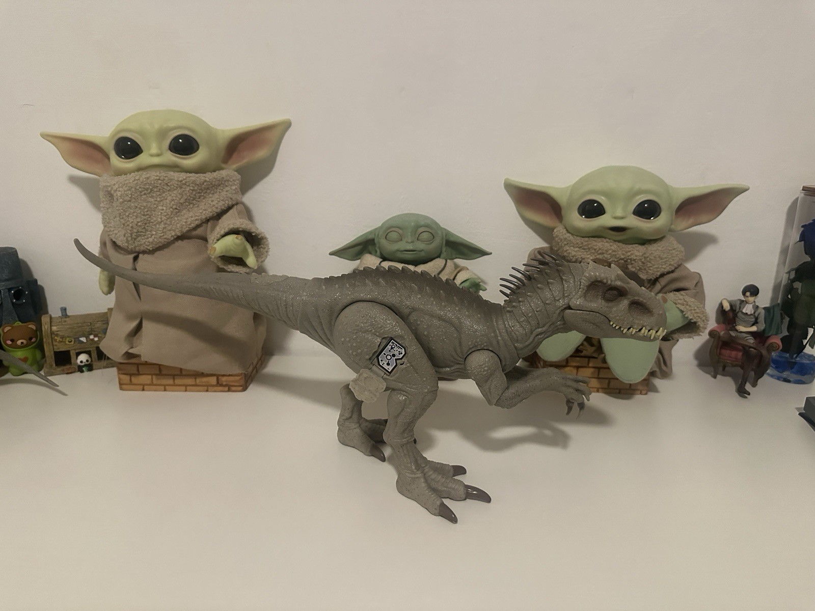 Action figure dinosauro grigio con effetto luce verde tema dinosauri