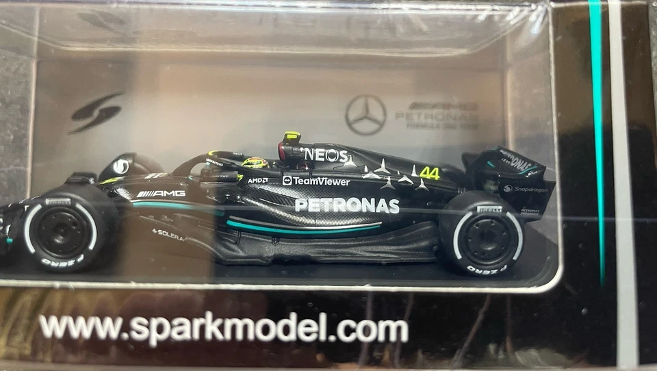 Spark Mercedes AMG Petronas Formula One Lewis Hamilton 1:64 No 44 W14 Modellauto - Bild 4 von 4