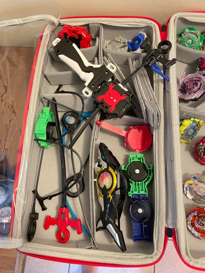 Lote de 22 + peças Beyblades Tops e lançadores e estojo de transporte Tomy/Hasbro - Imagem 2 de 4