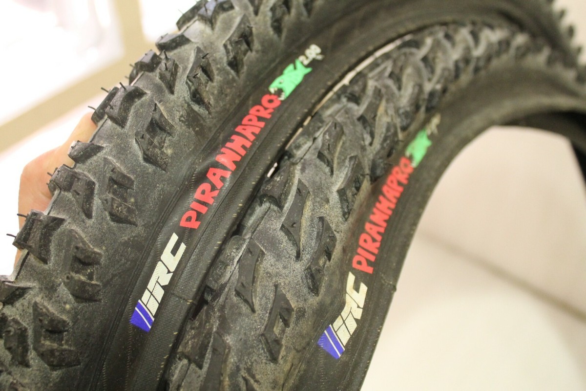 NOS SET PAR Cubiertas Retro IRC PIRANHA PRO 26