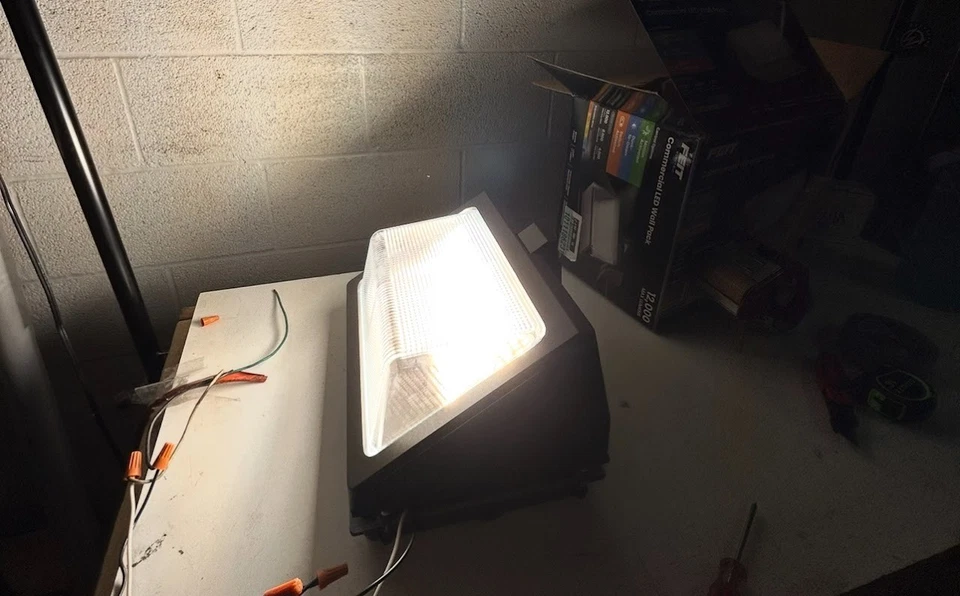 Feit Electric S13CWPK/MM/BZ 12000 lúmenes LED 5CCT luz de anochecer a amanecer/movimiento Foto 3 de 4