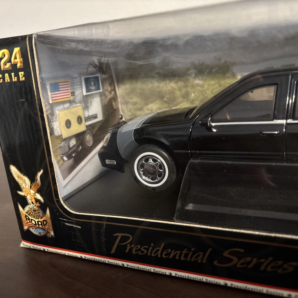 ROAD SIGNATURE 2001 CADILLAC DEVILLE PRESIDENTIAL LIMO 1:24 SCALE YATMING BLACK - Image 2 of 4
