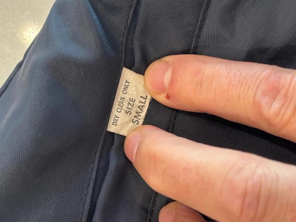 Chaqueta de bombardero vintage Pilot Nyl-Flite para hombre pequeña azul marino aislada cuello de terciopelo Foto 4 de 4