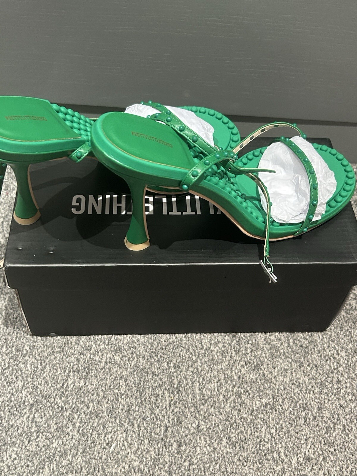 APL Sandalo tacco alto verde pu punta tonda dettaglio borchie taglia 7 (Uk)