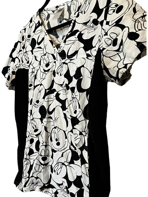 La Blusa Médica Cherokee Tooniforms Disney Con Cuello En V Y Estampado Presenta