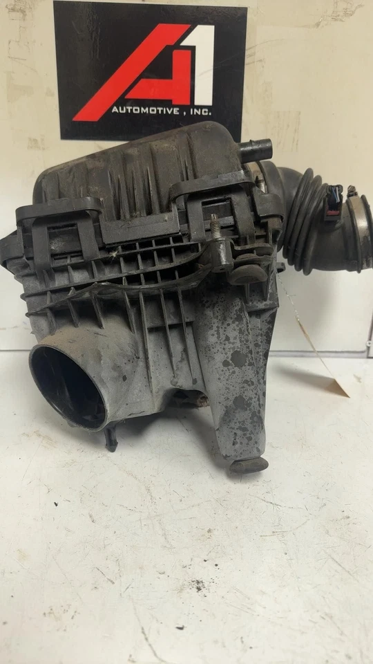 2009-2011 VOLKSWAGON ROUTAN 3.8L AIR BOX CLEANER - Image 2 of 4