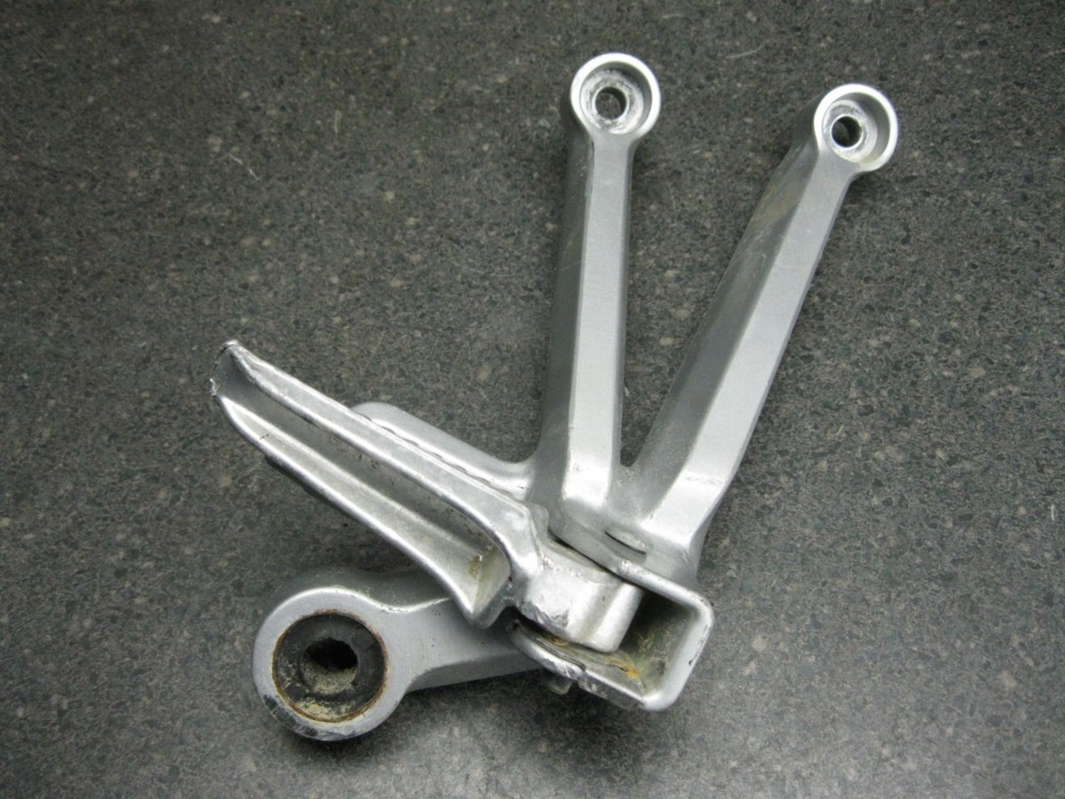 R 05 Suzuki GSXR750 GSXR GSX-R 750 Right Rear Footpeg Peg & Bracket