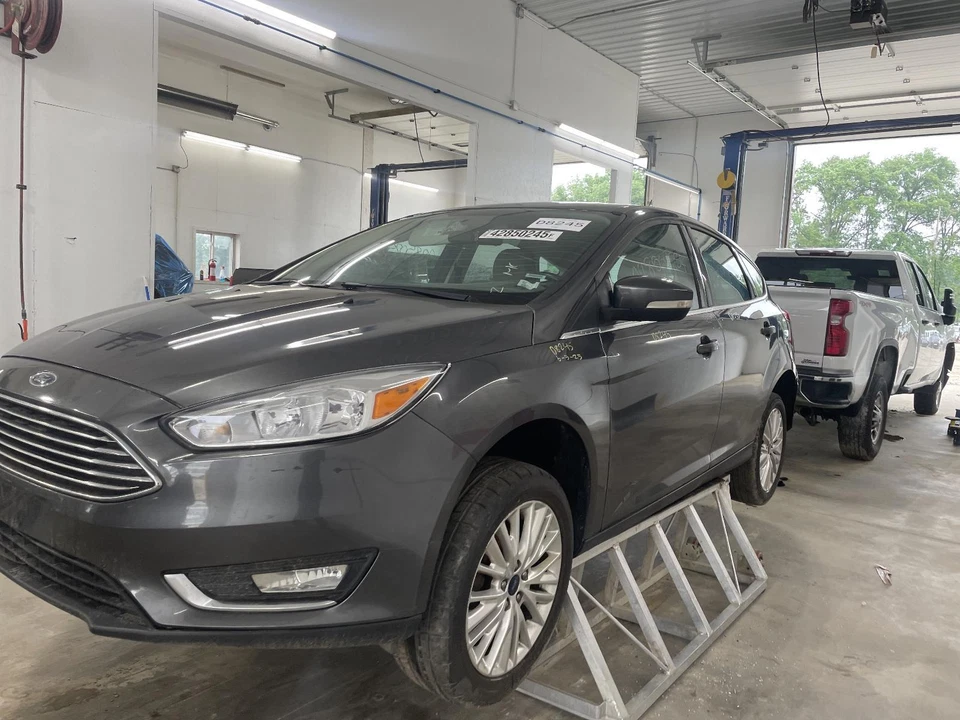 Luz de conducción usada se adapta a: Ford Focus 2016 grado de conducción antiniebla A Foto 2 de 4