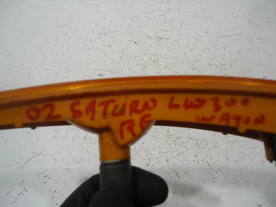 Saturn LW300 2002 camioneta luz de curva del lado del pasajero delantero derecho Foto 2 de 4
