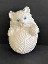 Vtg String Holder Cat White Kitten Kitty  Blue Eyes Ball Of Yarn Wall Hanging