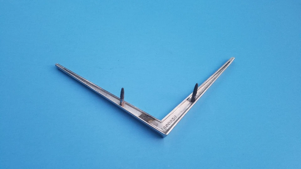 73 74 1973 1974 Cadillac Deville Calais V capó delantero emblema logotipo insignia fabricante de equipos originales A15 Foto 3 de 4