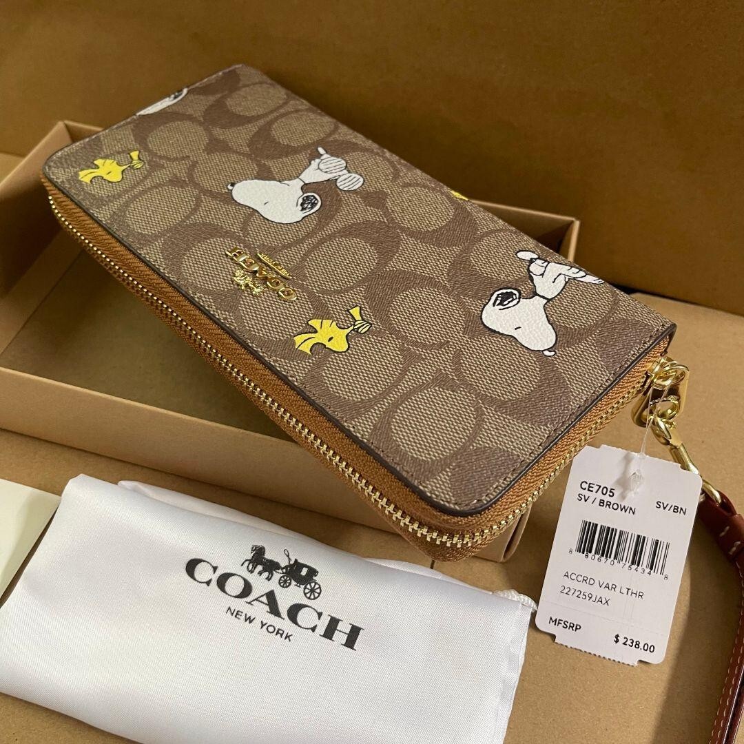 Coach x Peanuts Snoopy Long Zip Around Wallet With Snoopy Coach x Peanuts Snoopy Long Zip Around Wallet With Snoopy