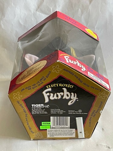 Graduation Furby Special LE occhi chiusi sigillato in fabbrica Tiger Electronics ERRORE - Foto 10 di 10