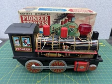 VERY RARE VINTAGE BATTERY OPERATED MYSTERY ACTION PIONEER EXPRESS LOCO TIN TRAIN