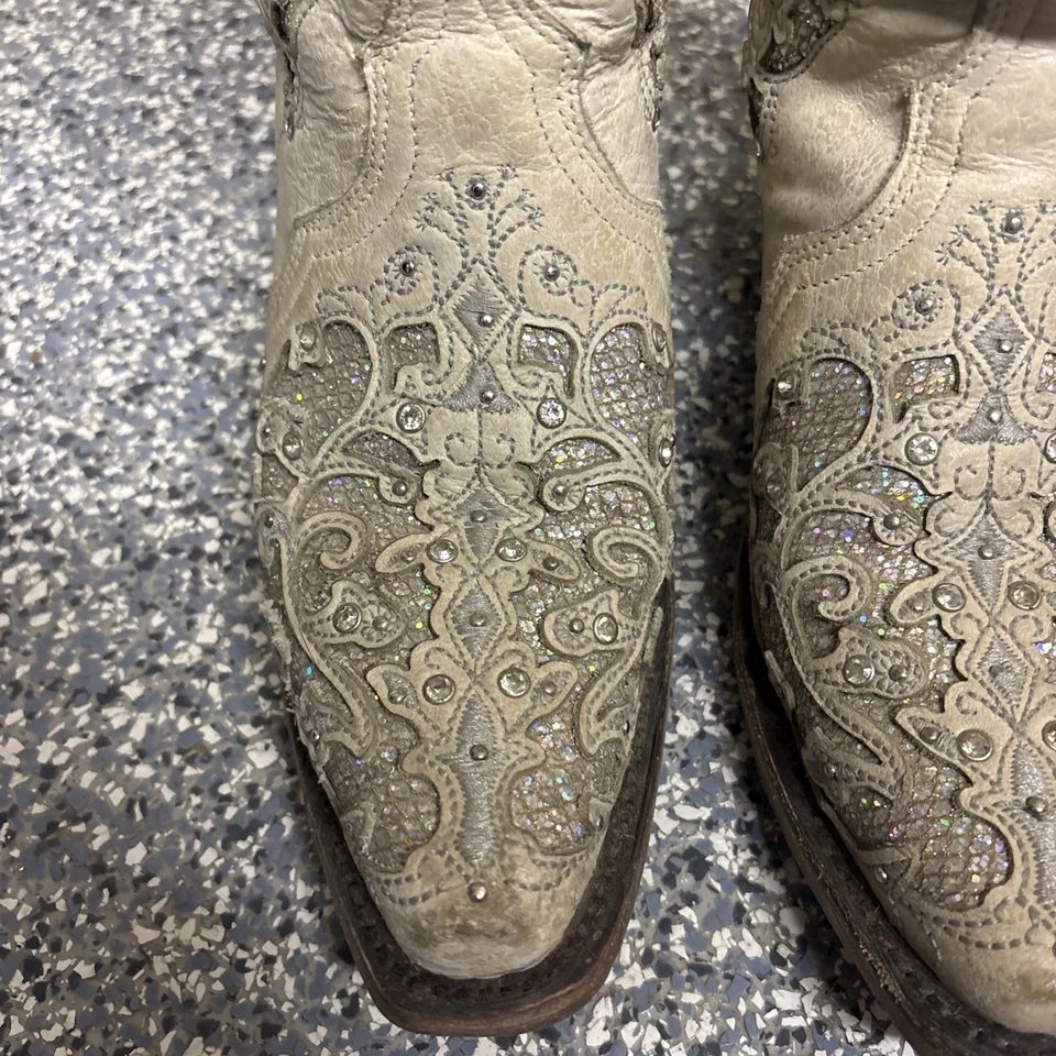 Botas de Vaquero CORRAL 7m Crema Floral Bordadas Puntera Cortada Tachuelas y Cristales Foto 2 de 4