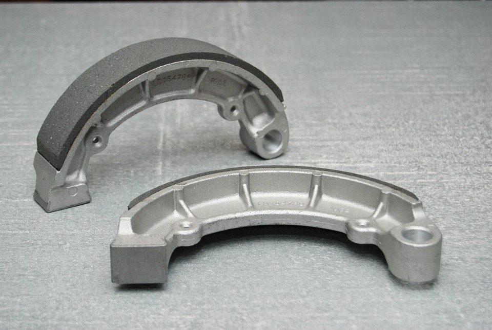 Kit De Mâchoires De Frein ARRIÈRE Pour Kawasaki KH 250 Mach I - Pièce D'origine Référence 65708002