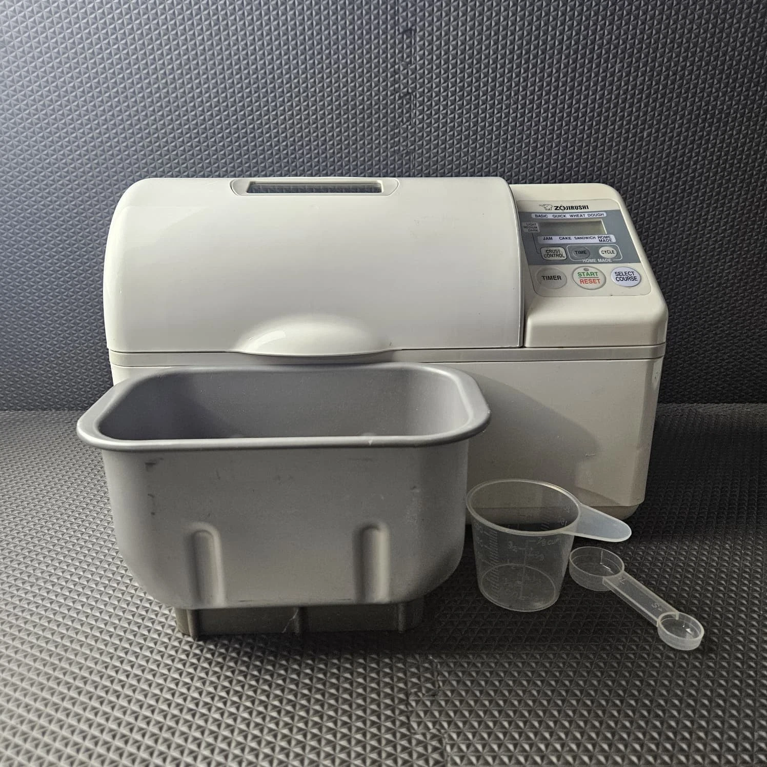 Zojirushi BBCC-V20 Home Bakery Bread Machine 2 Lb Programmable Tested Working
Opens in a new window