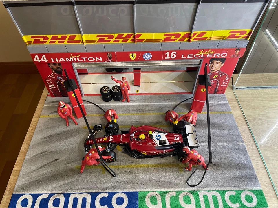 Diorama Pit Lane Ferrari Monza 2025 Hamilton scala 1:18 auto non inclusa - Immagine 3 di 4