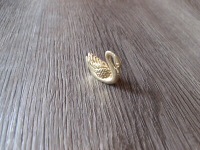 VINTAGE GOLD COLORED METAL SWAN   1 INCH TALL