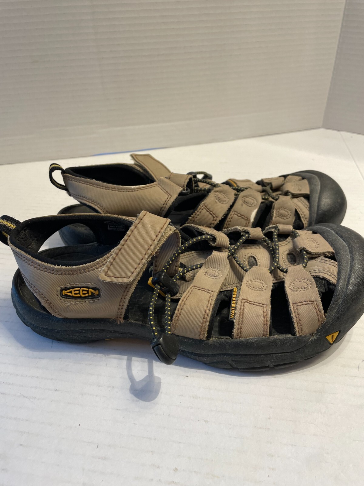 Sandali impermeabili Keen bambini ragazzi ragazze taglia 5 punta chiusa scarpe da trekking marrone