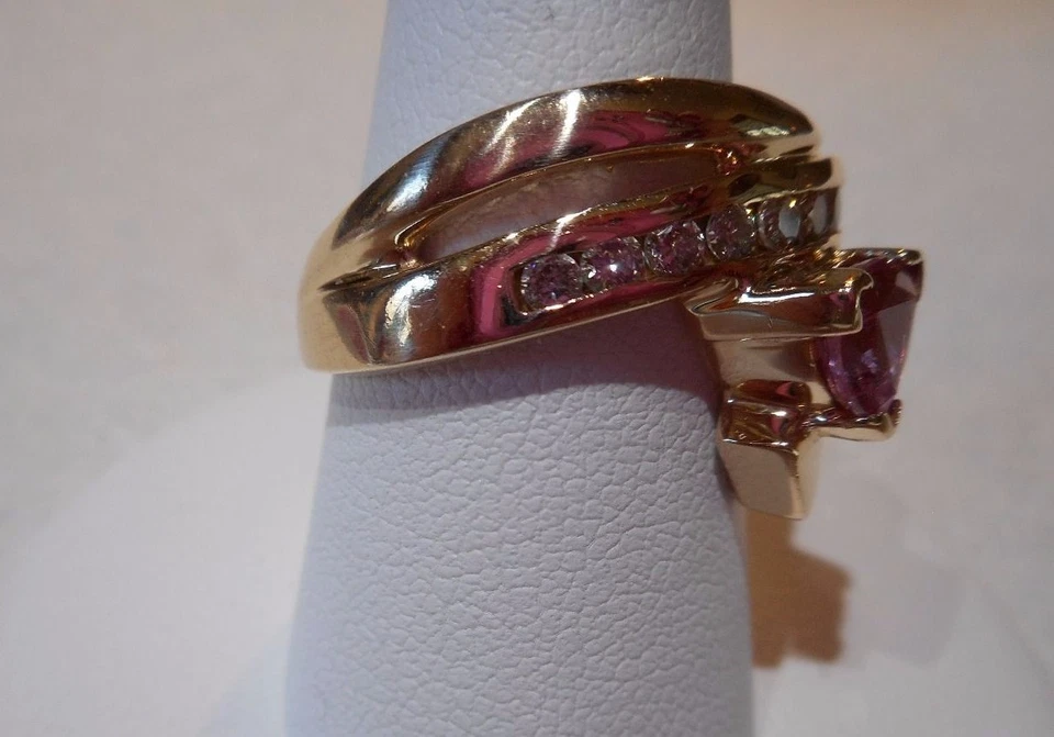 ANILLO DE CÓCTEL LE VIAN ORO AMARILLO 14K ZAFIRO ROSA NATURAL Y DIAMANTES Foto 4 de 4