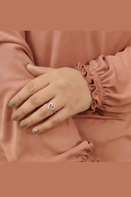 Anillo de compromiso enchapado en oro blanco de 14K con corazón brillante de diamantes reales de 0,20 quilates Foto 2 de 4