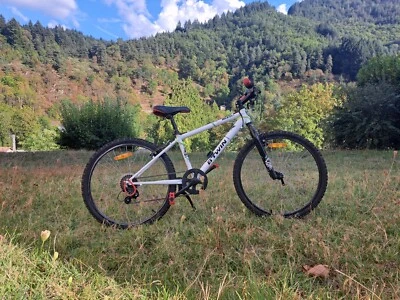 vélo Btwin Decathlon enfant blanc 4 vitesses béquille pompe - Photo 1/3