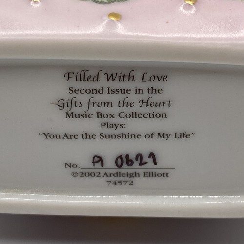 Ardleigh Elliott From The Heart Music Box Daughter Plays: You Are My Sunshine - Picture 8 of 11