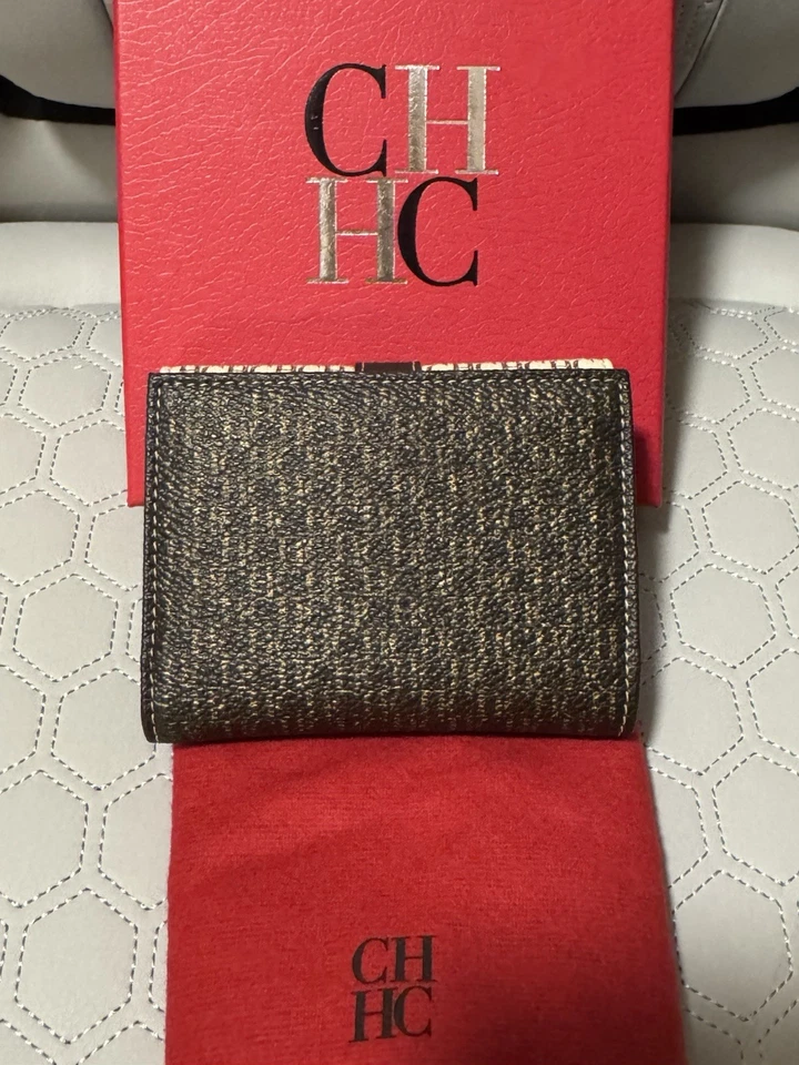 ¡NUEVO! Monedero compacto bloqueado Carolina Herrera Matryoshka Caracas/El Dorado Foto 3 de 4