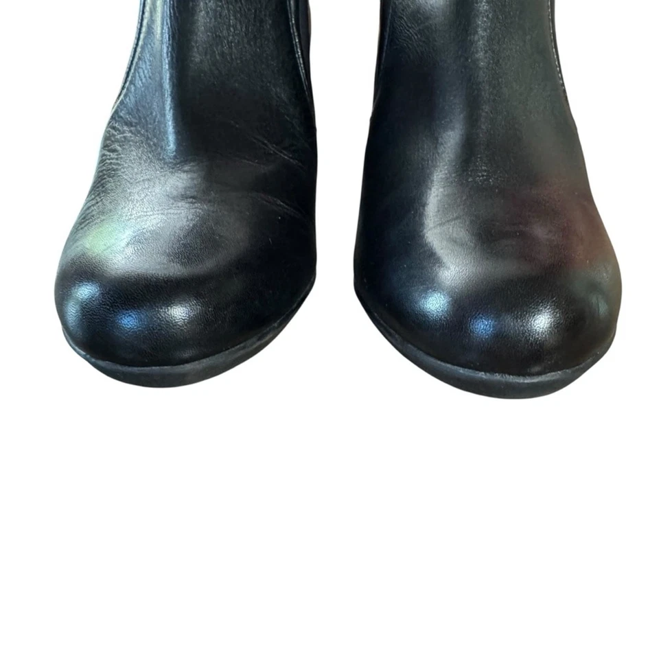 Zapato de tacón Clarks artesanal para mujer talla 9,5 de cuero negro sin cordones de goma de 3” Foto 4 de 4