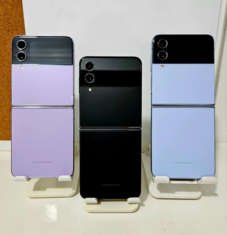 USED Samsung Galaxy Z Flip 4 5G 256GB - Factory Unlocked - Image 2 of 2