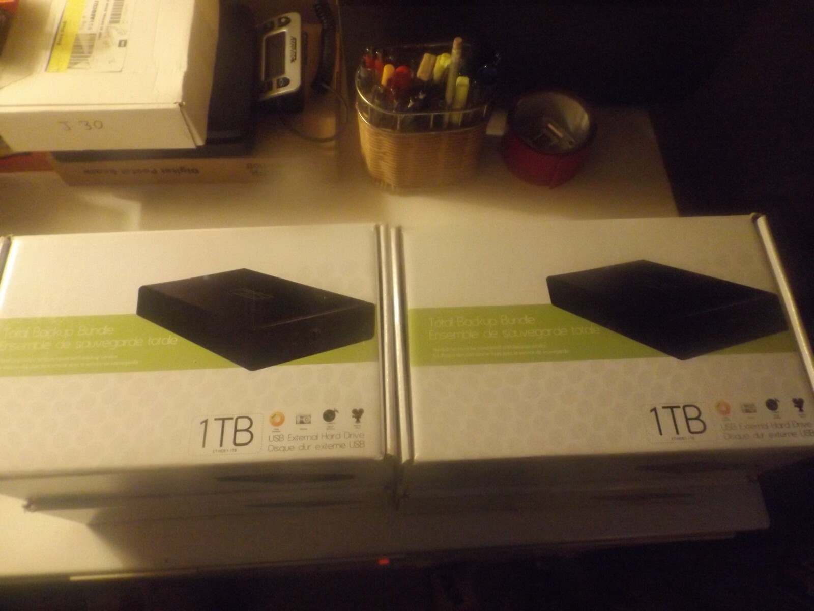 NEW 1 TB EXTERNAL HARD DRIVE AND BACK UP PRO USB CONNECTION-image