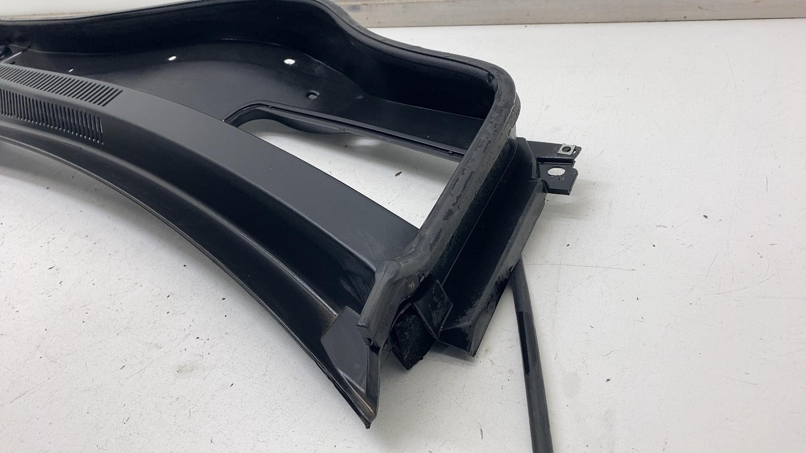 ⭕ 2017-2022 Maserati Levante Front Windshield Cowl Vent Trim Panel 670040250
