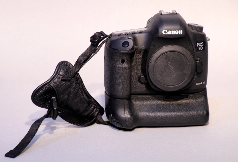 Canon EOS 5D Mark III und Zubehörpaket,  Gehäuse, Batteriegriff BG-E11, OVP usw.